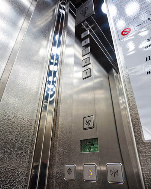 применение тиснёного алюминиевого листа в отделке лифта