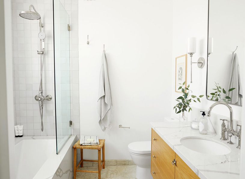 Дизайн ванной комнаты с преобладанием белого цвета