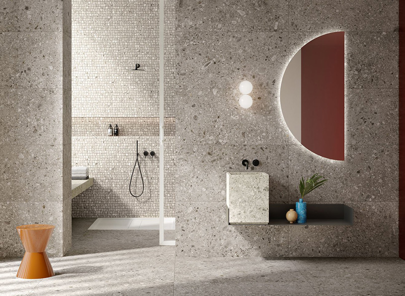 комбинированная отделка ванной комнаты искусственным камнем и мозаикой