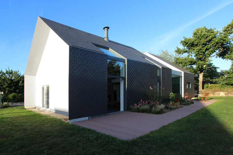 Облицовка дома в стиле barn house битумной плиткой