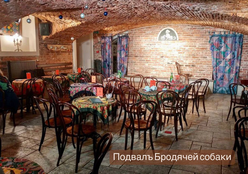 Венские стулья в интерьере кабаре-кафе «Бродячая собака» в Новосибирске